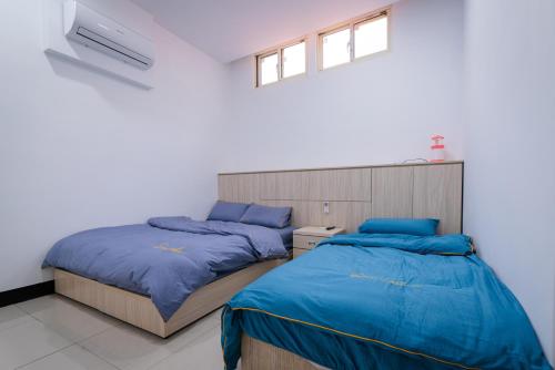北竿鄉的住宿－一九六民宿，一间卧室配有两张蓝色床单