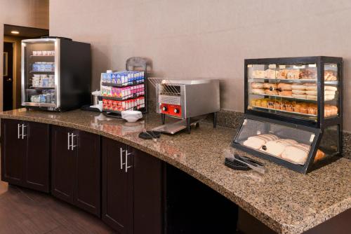 een keuken met een aanrecht met een koelkast en voedsel bij The Holiday Inn Amarillo West Medical Center by IHG in Amarillo