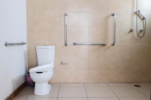 Un baño de Happy Express Hotel