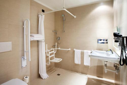 bagno con doccia e lavandino di Holiday Inn Salerno-Cava De' Tirreni, an IHG Hotel a Cava deʼ Tirreni