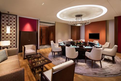 a dining room with a table and chairs at Holiday Inn Tianjin Xiqing by IHG in Tianjin