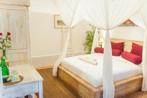 En eller flere senge i et værelse på B Saya Villas