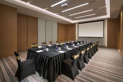 a conference room with a long table and chairs at Holiday Inn Tianjin Xiqing by IHG in Tianjin