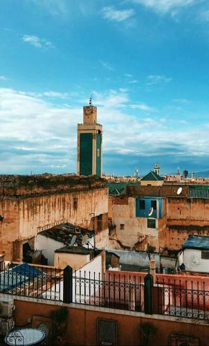 uma vista para uma cidade com uma torre de relógio em Youth Hostel Medina em Meknès