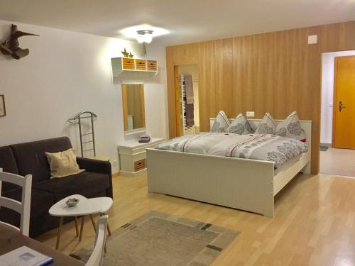 una camera da letto con un letto e un soggiorno di Sonnmatt a Zermatt