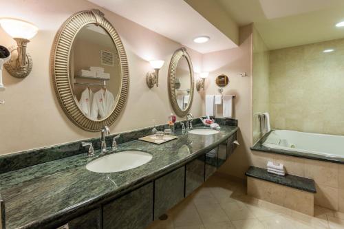 Kylpyhuone majoituspaikassa Crowne Plaza Torreon, an IHG Hotel