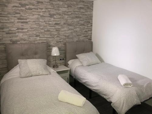 アルダレスにあるApartamento Amapolaの部屋に並んで置かれた2つのベッド