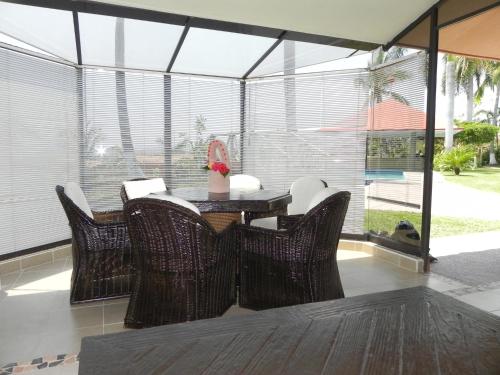 a dining room with a table and chairs at Coral Vista Del Mar in Ixtapa