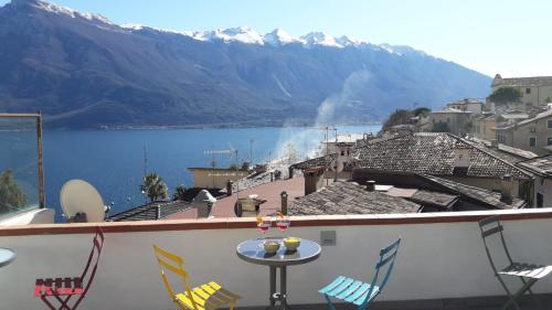 - une table sur un balcon avec vue sur le lac dans l'établissement Nelson Apartment, à Limone sul Garda