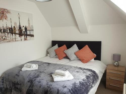 1 dormitorio con 1 cama con 2 toallas en Hamilton Apartment en Doncaster