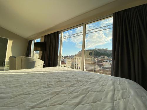 Postel nebo postele na pokoji v ubytování 24K Athena Suites
