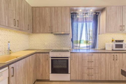 Η κουζίνα ή μικρή κουζίνα στο Renes Paradise Seahome - Afandou Beach, Rhodes