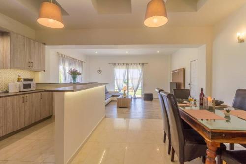 Η κουζίνα ή μικρή κουζίνα στο Renes Paradise Seahome - Afandou Beach, Rhodes