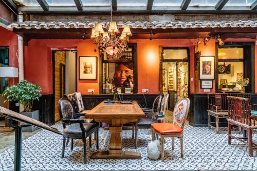 Posezení v ubytování Chengdu Mix Hostel - Next To Wenshu Monastery - Sichuan Style Chill & Social Courtyard House - Free Activities - Friendly English Speaking Staff - Tibet, Panda, Buddha & Snow Mountain Tours