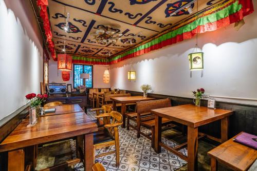 En restaurant eller et spisested på Chengdu Mix Hostel Courtyard Poshpacker (Wenshu Monastery)