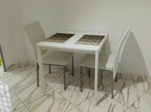 コラレホにあるHome Queenのテーブル(椅子2脚付)、白いテーブル、椅子