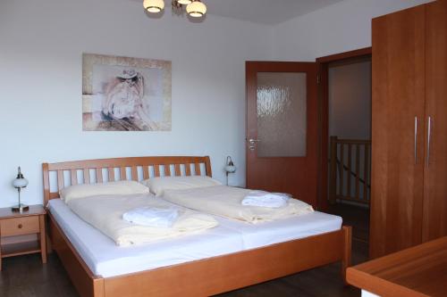 1 dormitorio con 1 cama con sábanas blancas en Holiday House - Blue Antik 101 Lipno Home, en Lipno nad Vltavou