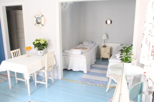 a room with a bed and a table and chairs at Krepelin Apartments in Kristiinankaupunki