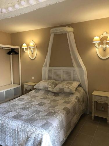 une chambre avec un lit blanc à baldaquin dans l'établissement Provence Luberon Bonnieux location gite chez Marcelle, à Bonnieux