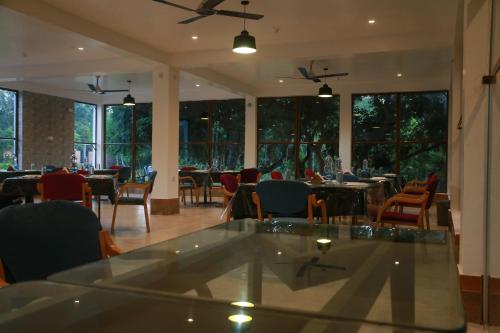 En restaurant eller et andet spisested på Balishira Resort Ltd.