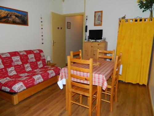 1 dormitorio con 1 cama, mesa y sillas en clos des gentianes, en Allevard