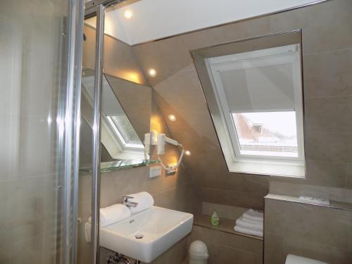 a bathroom with a sink and a mirror at Sylter-Appartement in Wenningstedt