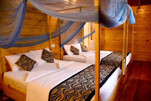 um quarto com duas camas num quarto em Sasvi Cabana em Trincomalee