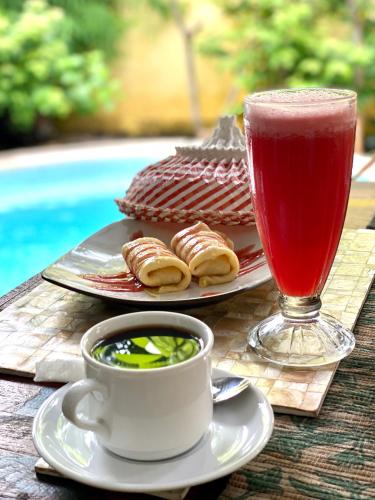 ein Tisch mit zwei Tellern Essen und einem Getränk in der Unterkunft Cinta Cottages in Gili Trawangan