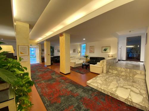 ヴァラッツェにあるCoccodrillo Hotel & Apartmentsのリビングルーム(ソファ、テーブル付)