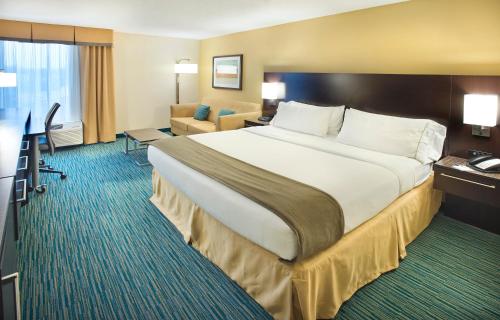 Säng eller sängar i ett rum på Holiday Inn Express Nashville-Hendersonville, an IHG Hotel
