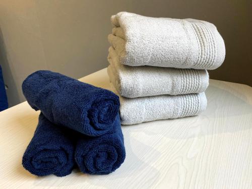 a pile of towels on a table with a stack of towels at Belle harmonie togoshi101 in Tokyo