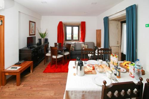 eine Küche und ein Wohnzimmer mit einem Tisch und Stühlen in der Unterkunft Dias House in Viana do Castelo