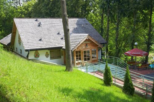 a small house on a hill with a picnic table at Geovita w Jadwisinie in Jadwisin