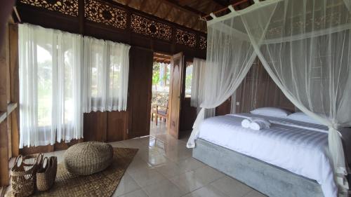 Letto o letti in una camera di Tanah Damai Hotel