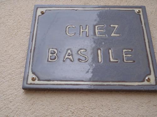 a metal sign on the side of a building at Provence Luberon Bonnieux Location Gite Chez Basile in Bonnieux