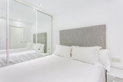 Postel nebo postele na pokoji v ubytování by RIVA - Fantastic 1Bed Apt in Medina Garden of Puerto Banus