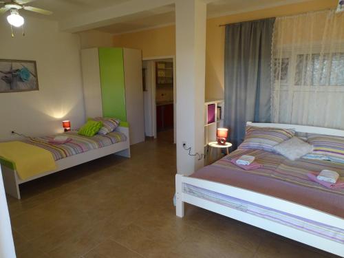Ένα ή περισσότερα κρεβάτια σε δωμάτιο στο Apartments Šime