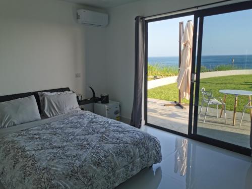 Ocean Breeze Cove - Luxury Retreat 객실 침대