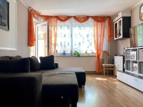 sala de estar con sofá y ventana en Apartments Near Fair - Mittelfeld, en Hannover