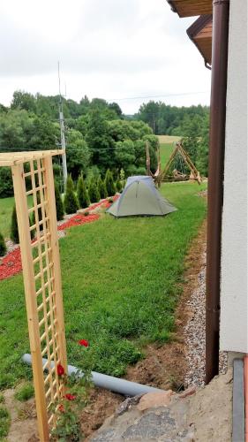 a tent sitting in the middle of a yard at Przy Trójstyku in Dubeninki