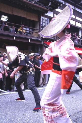 a group of people dancing in a parade at 民泊コスモス in Yatsuo