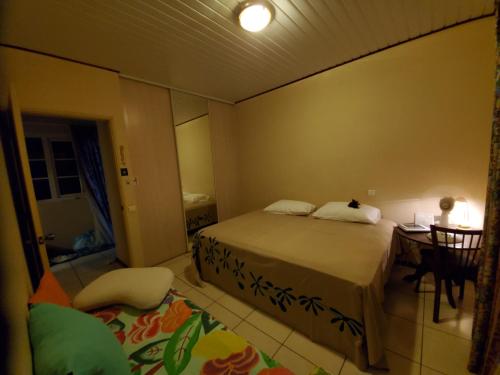 Una cama o camas en una habitación de Private Room in our Home Stay by Kohutahia Lodge, 7 min by car to airport and town