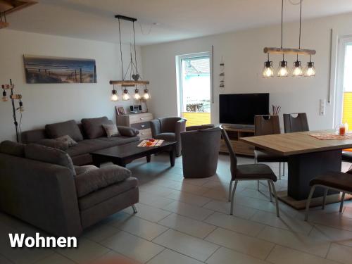 uma sala de estar com um sofá e uma mesa em Haus Am Peenestrom em Peenemünde