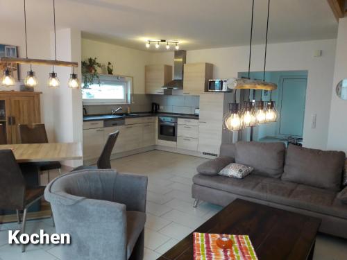 - un salon avec un canapé et une table dans l'établissement Haus Am Peenestrom, à Peenemünde