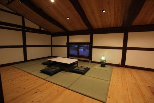 A television and/or entertainment centre at 光風の里 甚五郎の宿