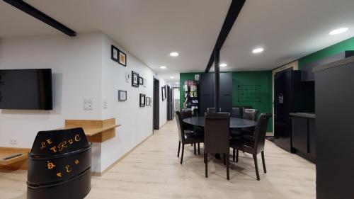 une salle à manger avec une table et des chaises dans l'établissement Le truc à fer 4 étoiles, à Crançot