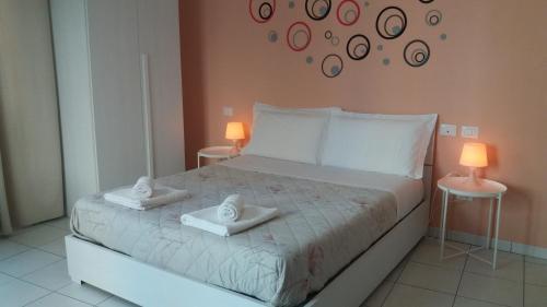 a bedroom with a large bed with two lamps on it at Depandance Macchiavelli 2 in Cagliari