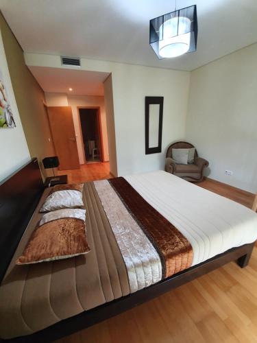 Un dormitorio con una cama grande en una habitación. en Aptº T2 Duplex - S. Pedro III, en Ponta Delgada