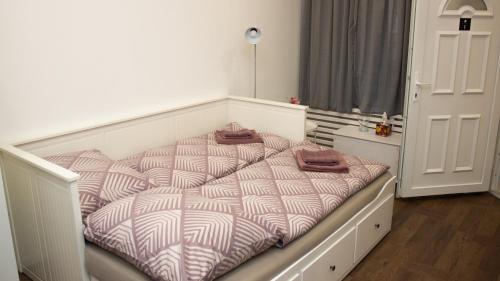 Postel nebo postele na pokoji v ubytování Black Stilt Apartments B1