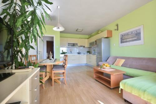 Sweet Apartment in Bol